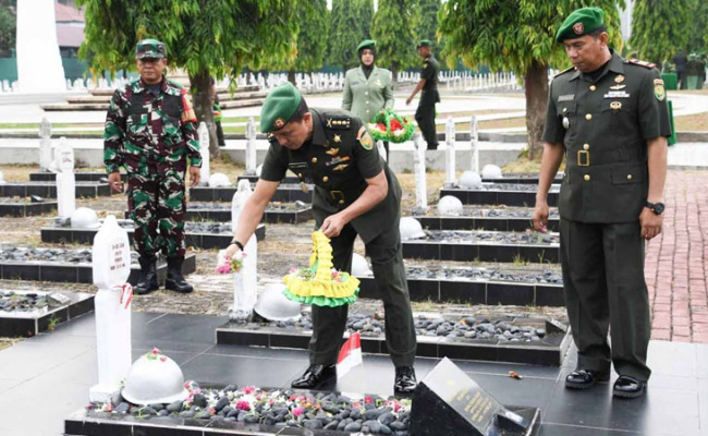 HUT Ke-42, Korem 044/Gapo Gelar Ziarah Makam Pahlawan