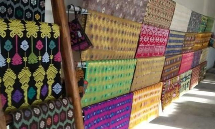 Kearifan Lokal Sarung ...