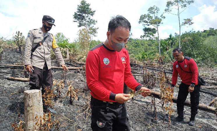 polsek-monterado-dan-daops-manggala-agni-ix-singkawang-cek-titik-hotspot